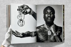 Imagen Secuandaria de Ice Cold. A Hip-Hop Jewelry History. Abrir galería completa.