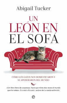 Portada de UN LEON EN EL SOFA: COMO LOS GATOS NOS DOMESTICARON Y SE APODERARON DEL MUNDO